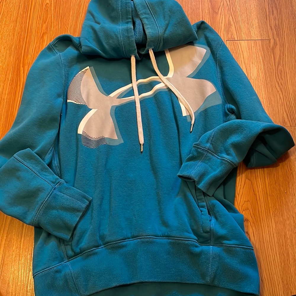 Under armour woman’s sweatshirt